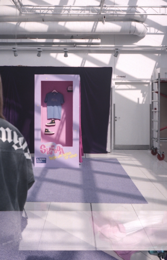 32 The Mag Con, OD Máj, Skedda